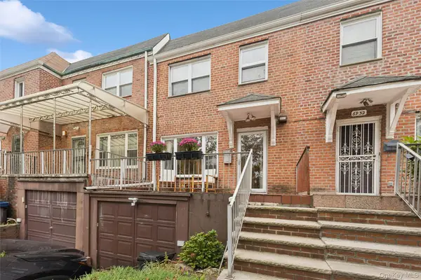 6934 222nd Street, Oakland Gardens, NY 11364