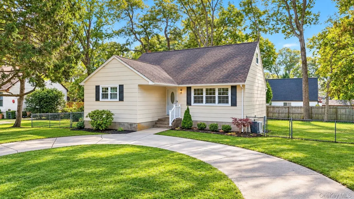 124 Officials Avenue, Holbrook, NY 11741 - #1