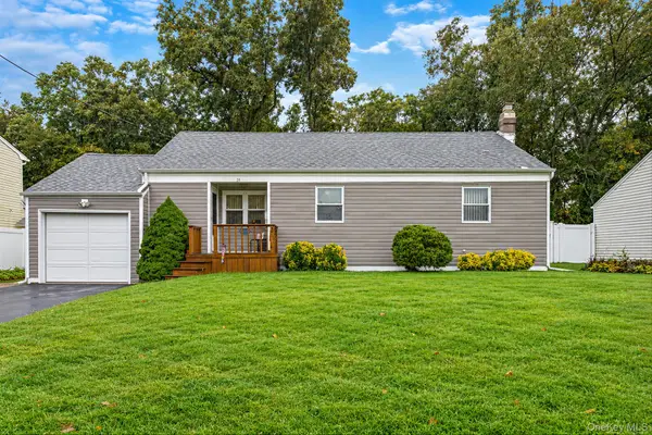 24 Chapel Place, North Babylon, NY 11703
