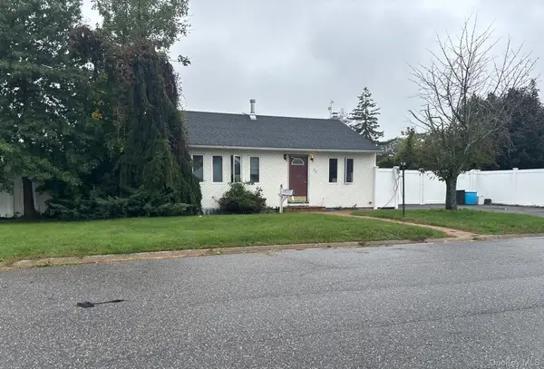 30 Jenkins Avenue, North Babylon, NY 11703