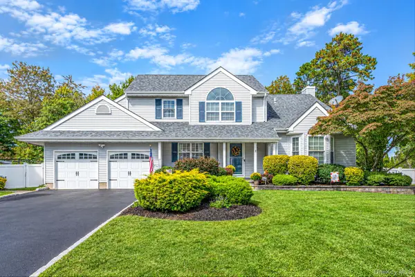 9 Alyssa Court, Holbrook, NY 11741