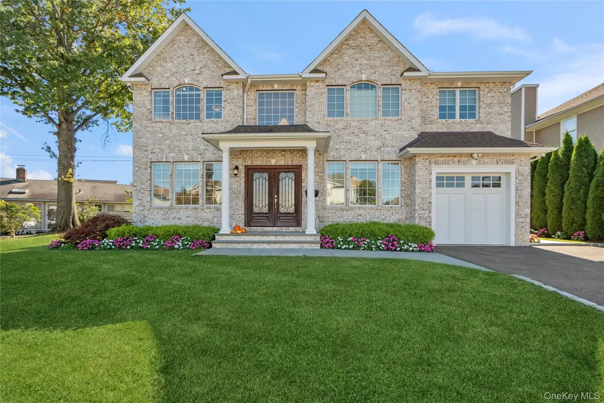55 Belmont Circle, Syosset, NY 11791 - #1
