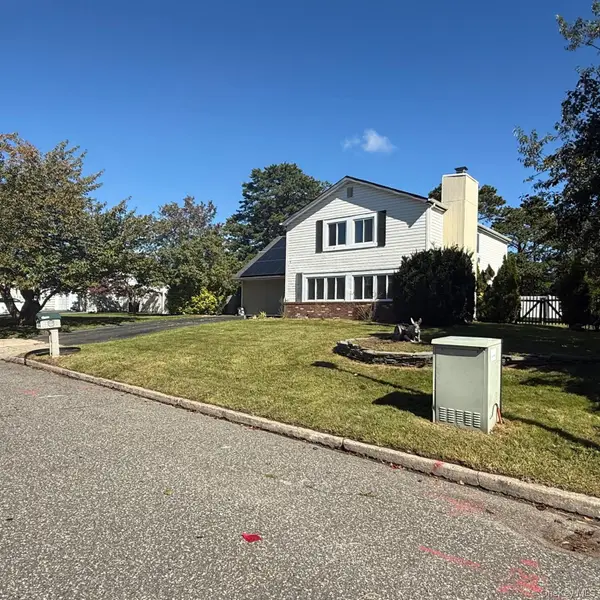 23 Ash Drive, Medford, NY 11763