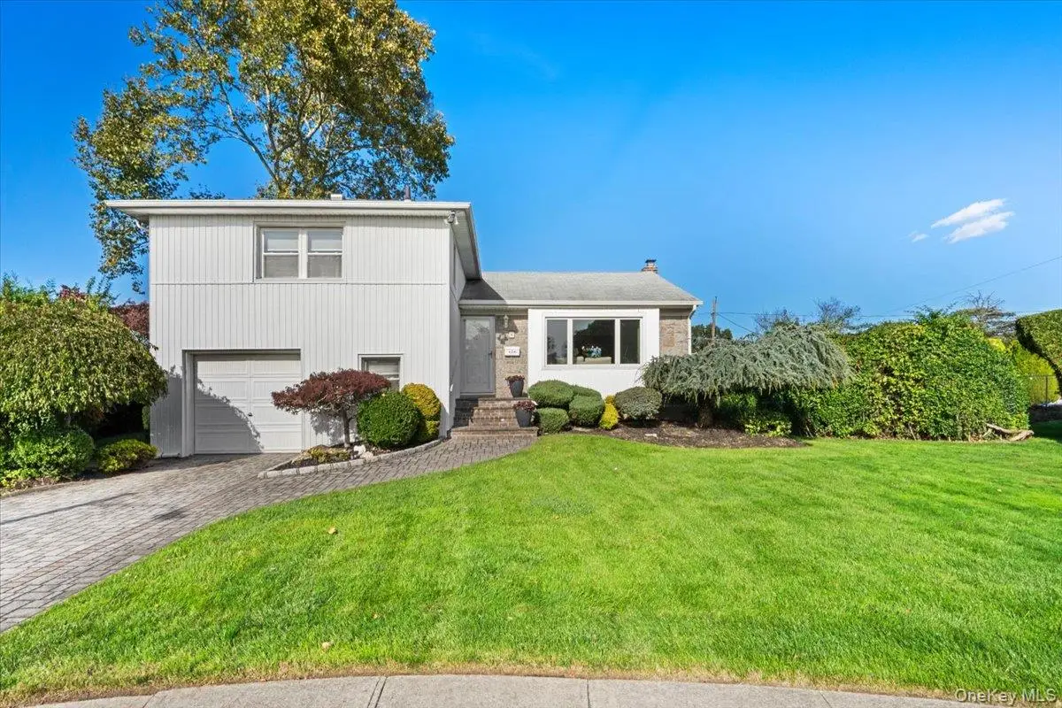 8 Temme Court, Plainview, NY 11803 - #1