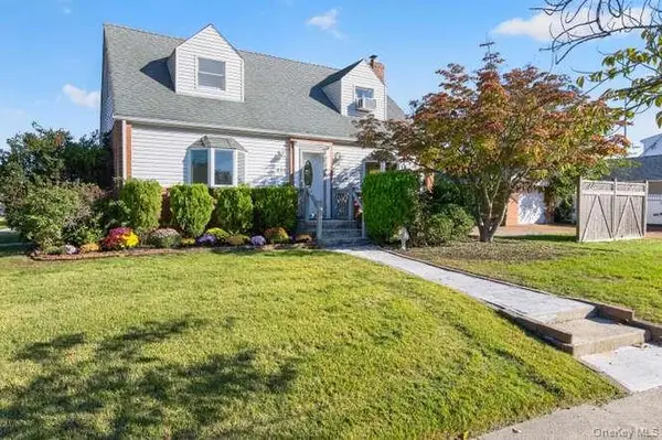 484 Croyden Road, Garden City South, NY 11530