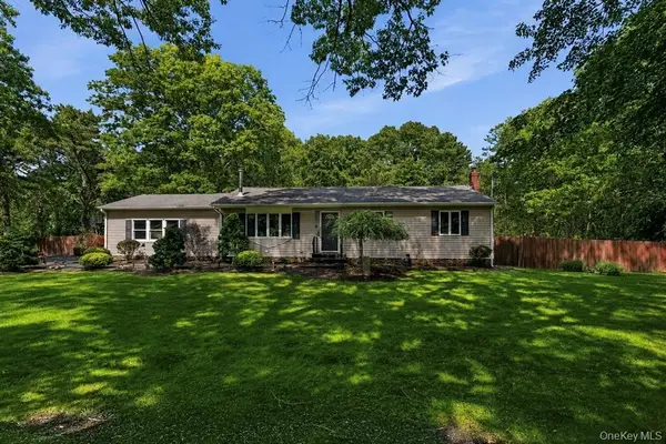 9 Pleasant View Road, Ridge, NY 11961