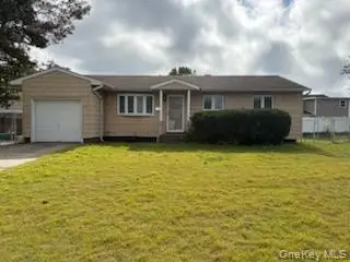 35 Circle Lane, Bay Shore, NY 11706