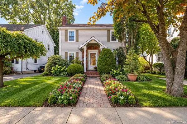 23 Chestnut Street, Glen Cove, NY 11542