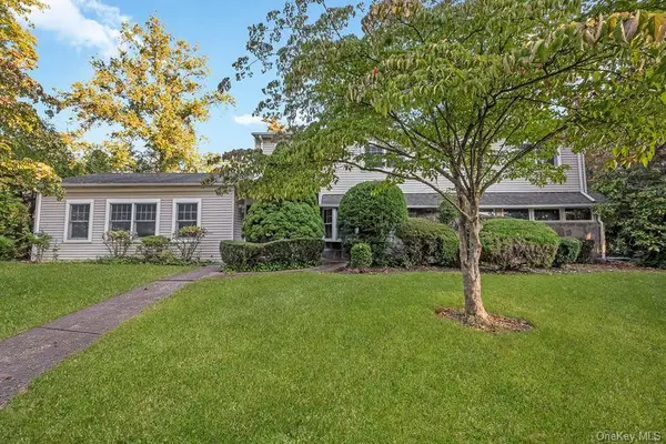 19 Strawberry Lane, Roslyn Heights, NY 11577