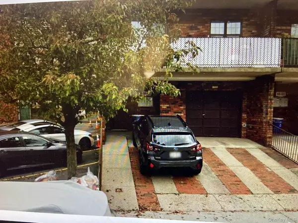 68-01 242nd Street #29E, Douglaston, NY 11362