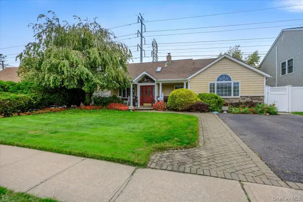 13 Old Farm Road, Levittown, NY 11756