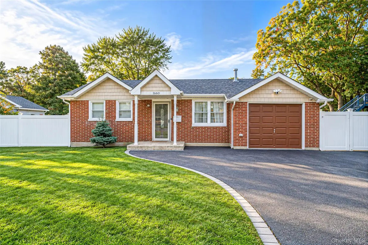 1660 N Gardiner Drive, Bay Shore, NY 11706 - #1