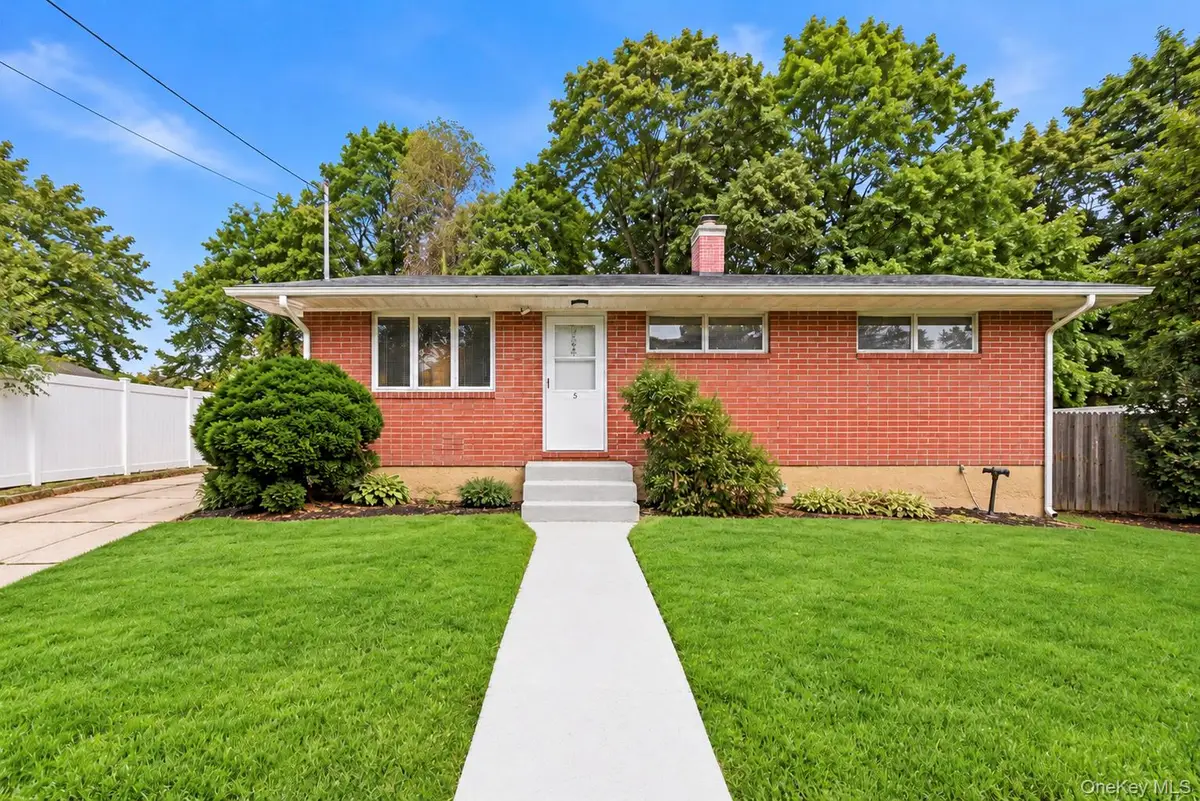 5 Robin Road, Selden, NY 11784 - #1