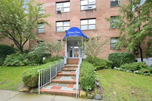 90 Schenck #3M, Great Neck, NY 11021