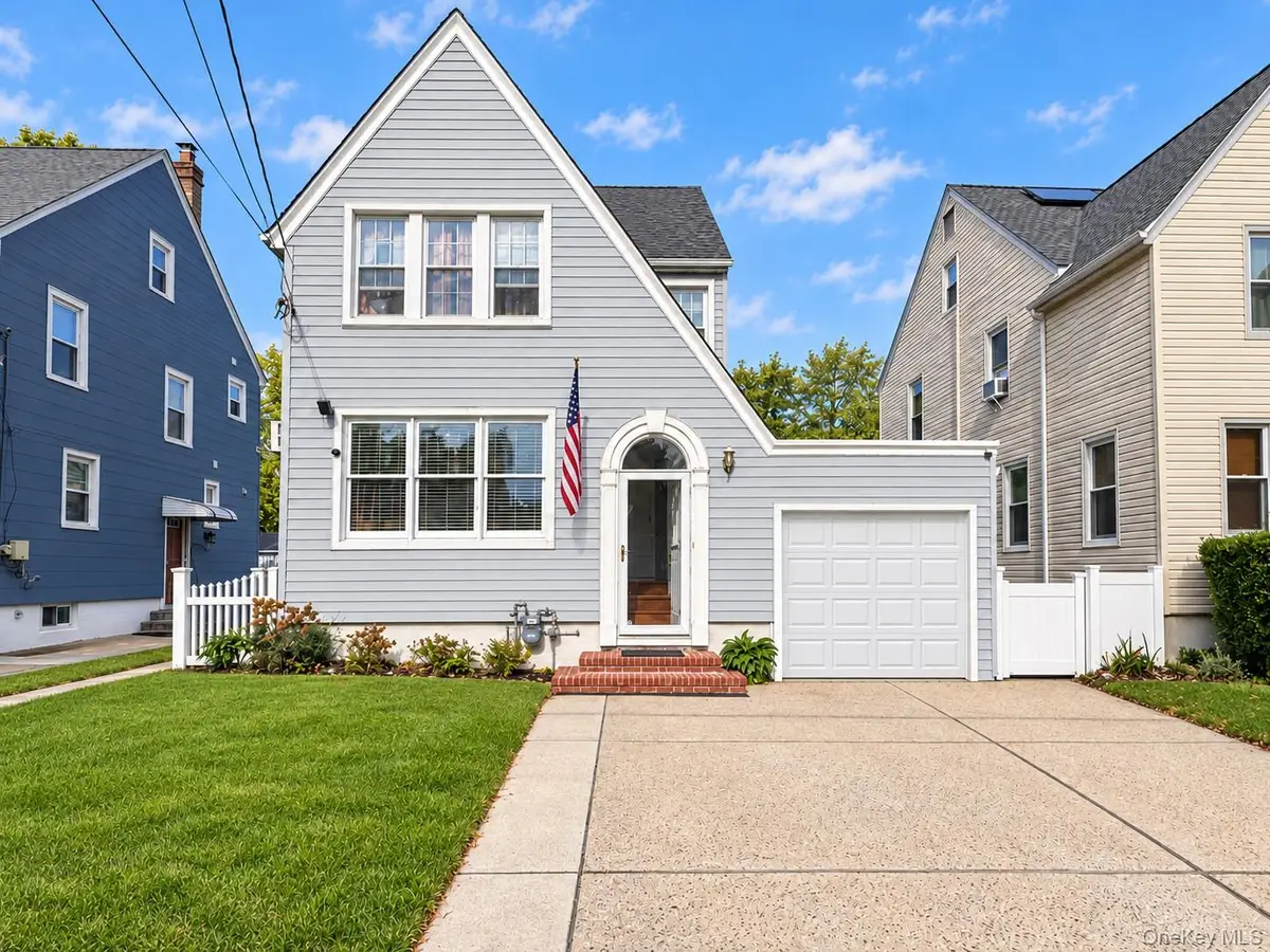17 Kenmore Road, Valley Stream, NY 11581 - #1