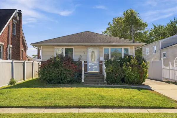 231 E Clearwater Road, Lindenhurst, NY 11757