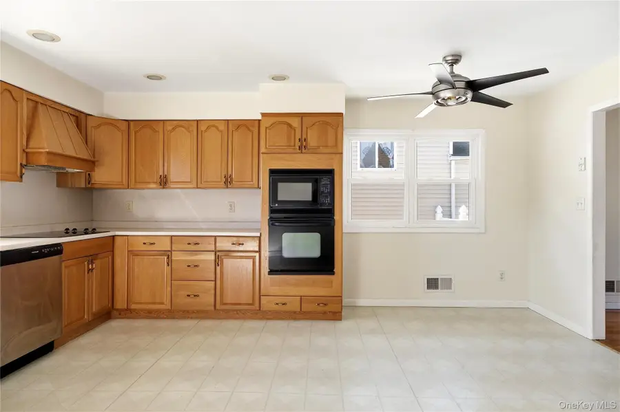 231 E Clearwater Road, Lindenhurst, NY 11757 - #3
