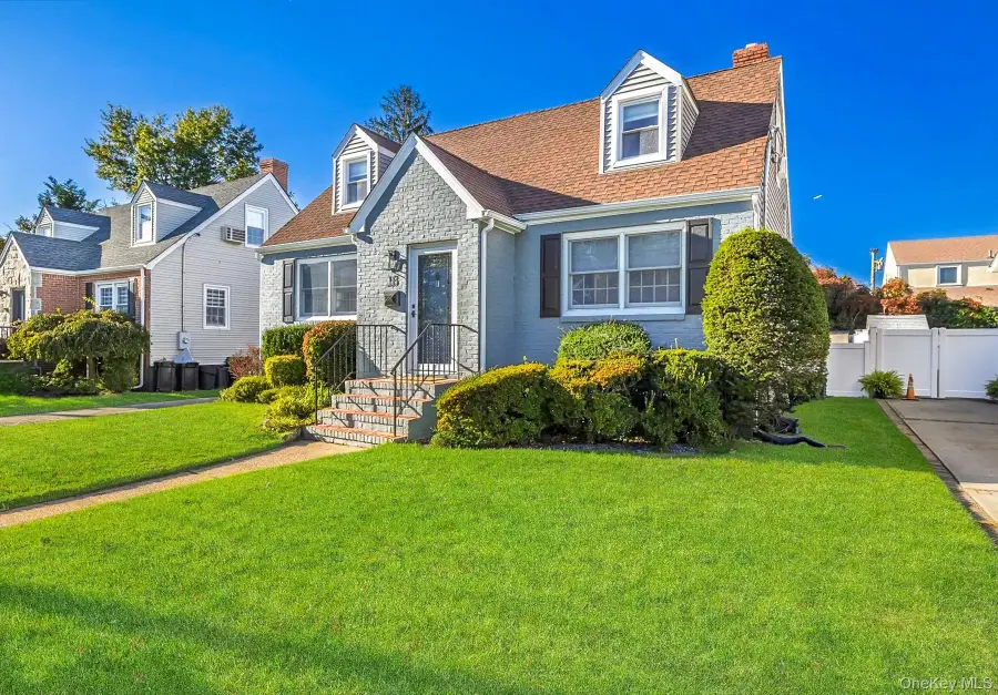 18 Dorothy Place, Lynbrook, NY 11563 - #3
