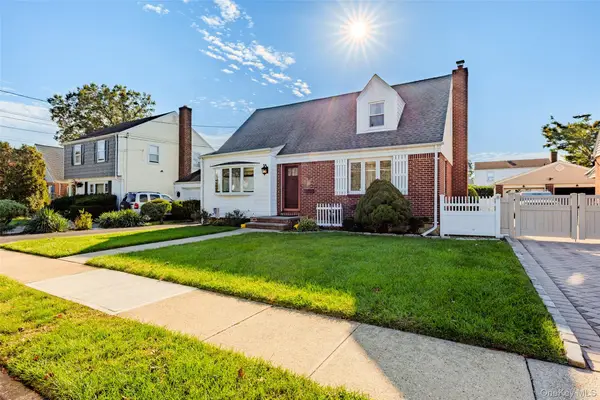 329 Andrews Road, Mineola, NY 11501