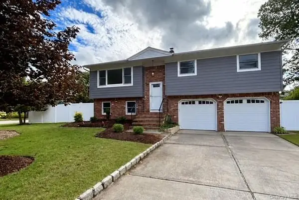 11 Lakeview Drive W, Center Moriches, NY 11934
