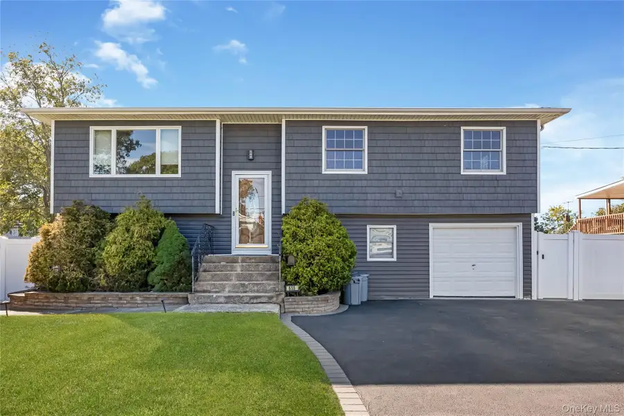 655 Molloy Street, Copiague, NY 11726 - #3