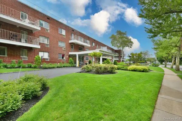 320 East Shore Road #15A, Great Neck, NY 11023