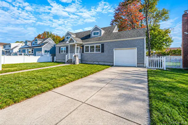 1025 N Greene Avenue, Lindenhurst, NY 11757