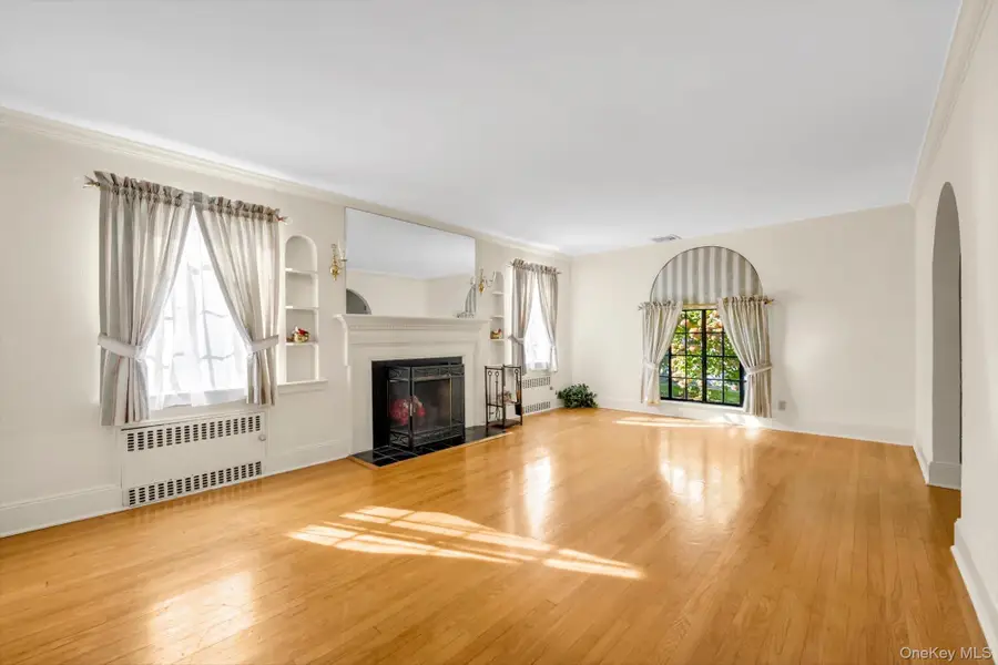 23 Stonehenge Road, Manhasset, NY 11030 - #3