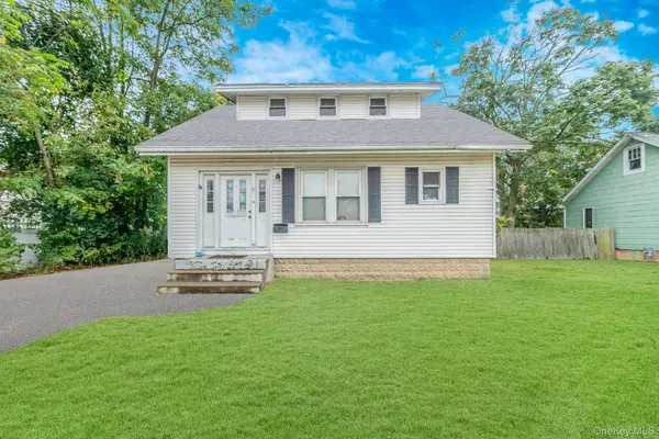 55 E Neck Court, West Babylon, NY 11704