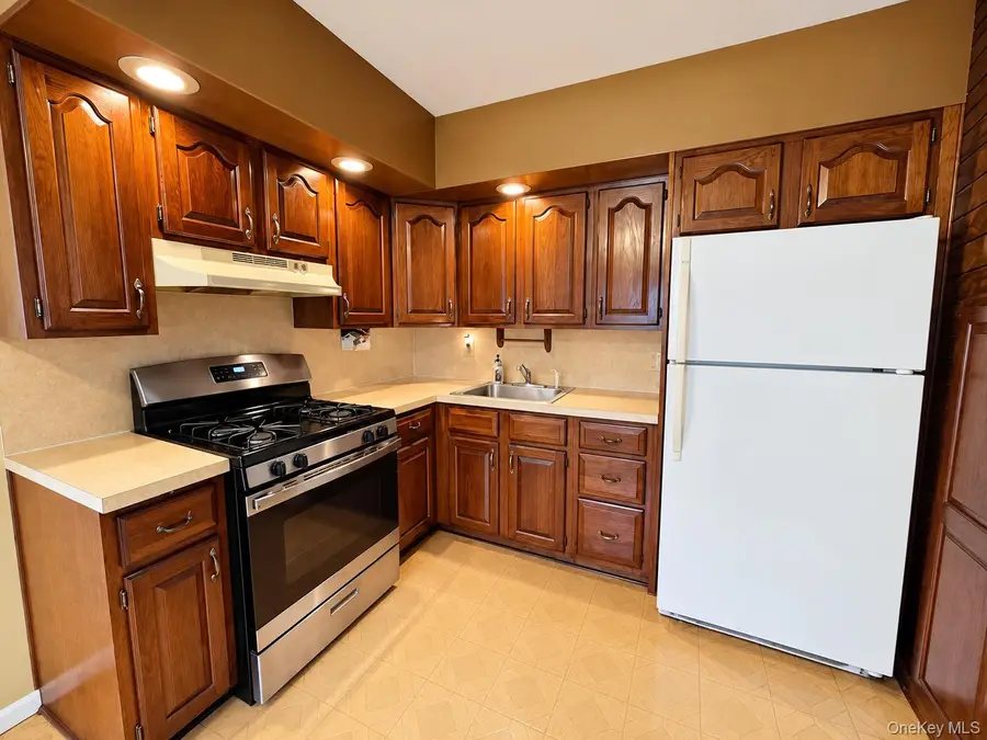 380 Gates Avenue W, Lindenhurst, NY 11757 - #3