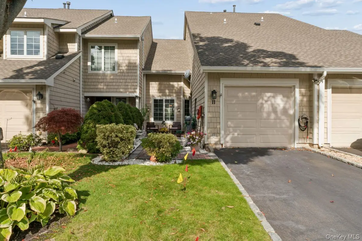 11 Oakmont Lane, Bay Shore, NY 11706 - #1