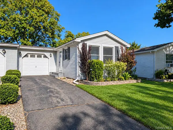 40 Greenwood Boulevard, Manorville, NY 11949