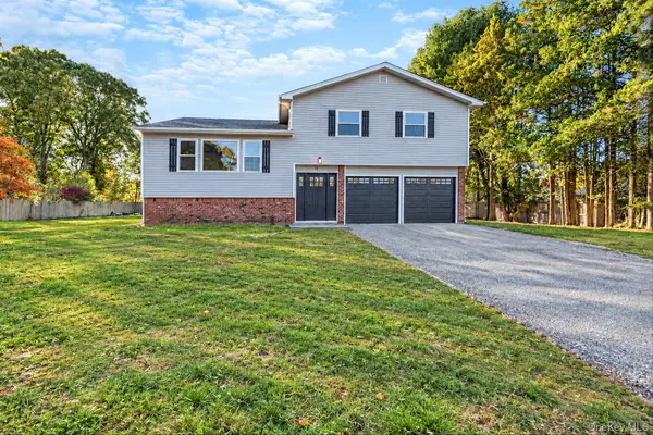 10 Starling Court, Coram, NY 11727