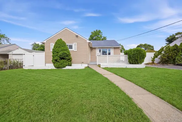 25 E Maple Street, Central Islip, NY 11722