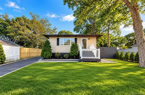 28 Roslyn Avenue, Selden, NY 11784