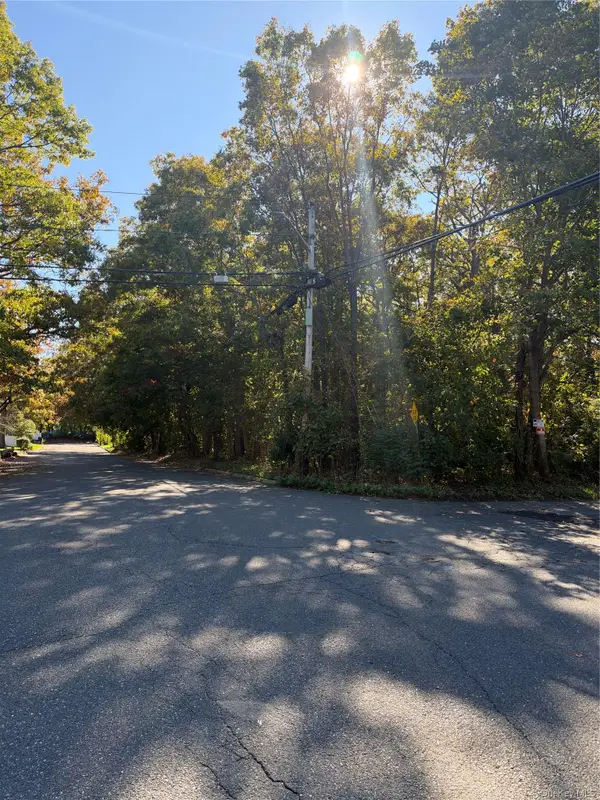 Morris Avenue, Huntington, NY 11743