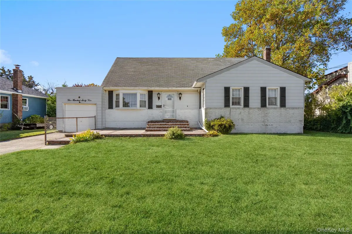 564 Center Briarwood Avenue, West Islip, NY 11795 - #1