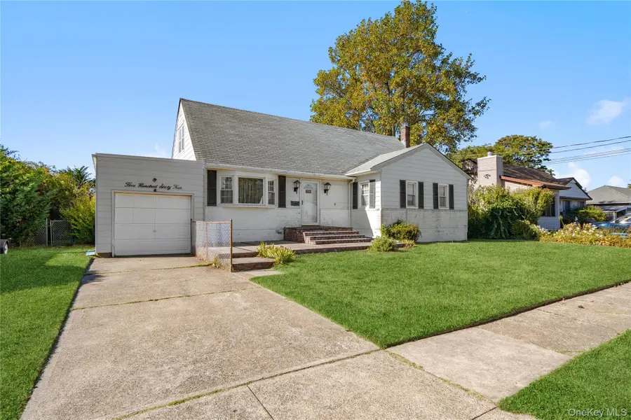 564 Center Briarwood Avenue, West Islip, NY 11795 - #2