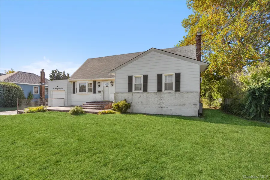564 Center Briarwood Avenue, West Islip, NY 11795 - #3