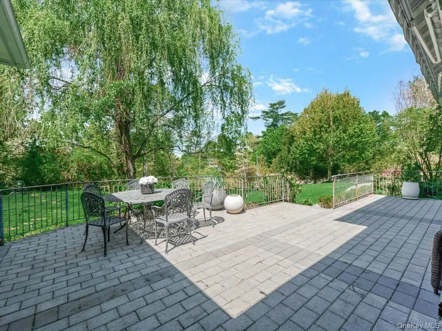16 The Loch, Roslyn, NY 11576 - #3