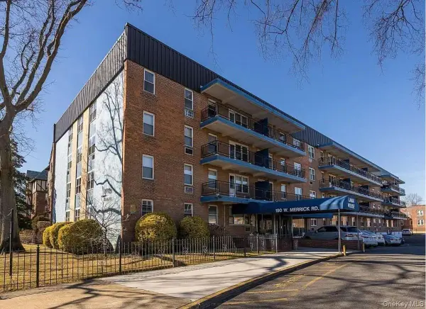 190 W Merrick Road #4N, Freeport, NY 11520