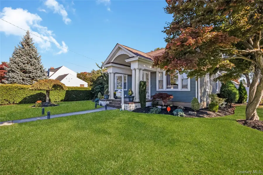 466 N Wellwood Avenue, Lindenhurst, NY 11757 - #2