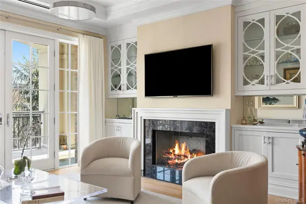 1000 Royal Court #1106, North Hills, NY 11040