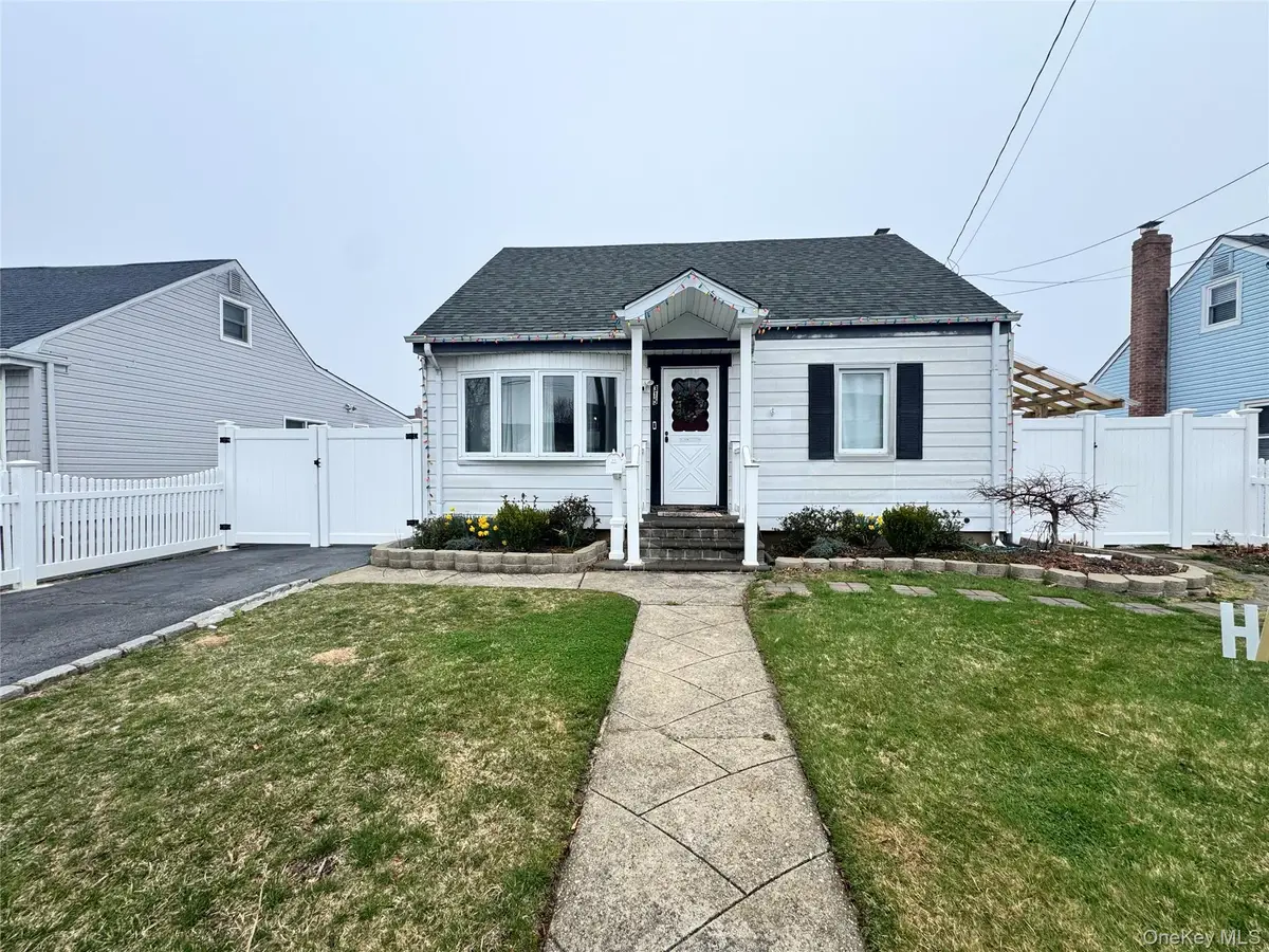 315 Cedar Court, Copiague, NY 11726 - Image #1