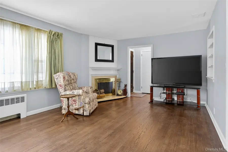 8 Crestwood Drive, Huntington Station, NY 11746 - #3