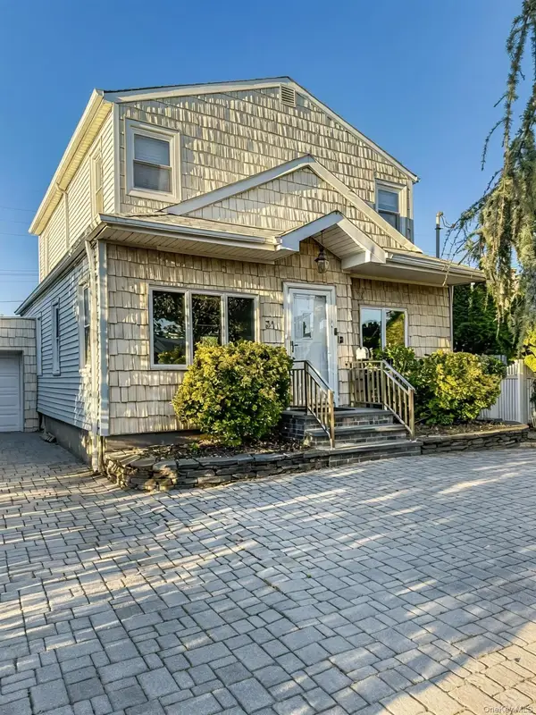 31 Broadmoor Lane, Westbury, NY 11590