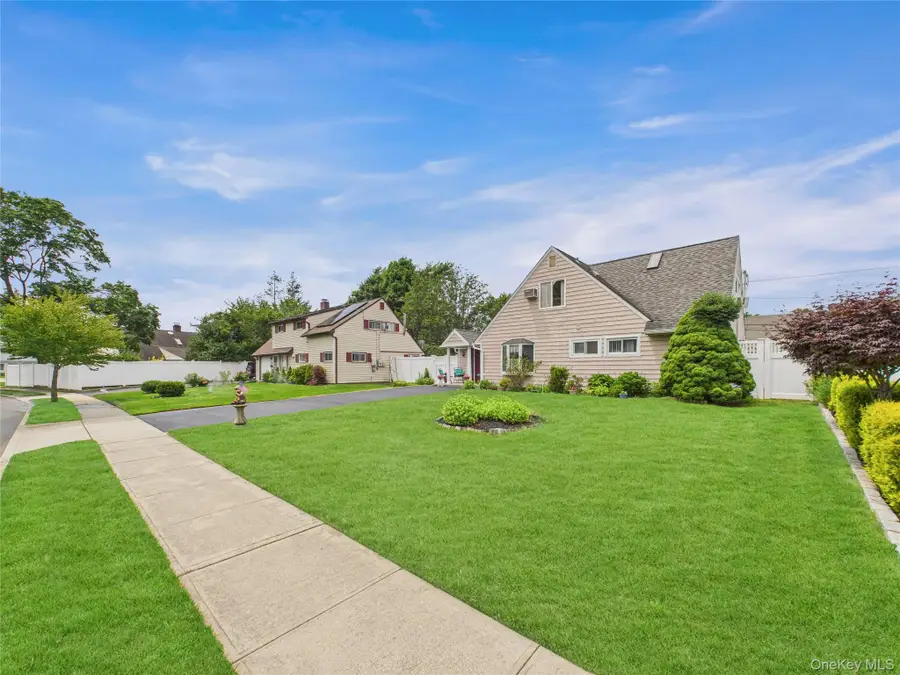 9 Pewter Lane, Hicksville, NY 11801 - Image #2