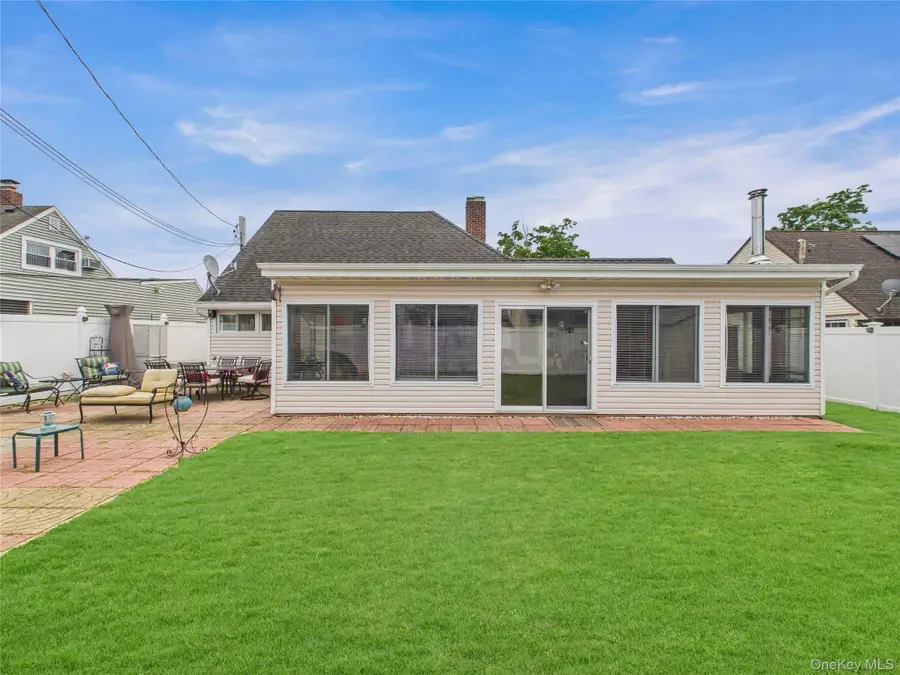 9 Pewter Lane, Hicksville, NY 11801 - Image #3