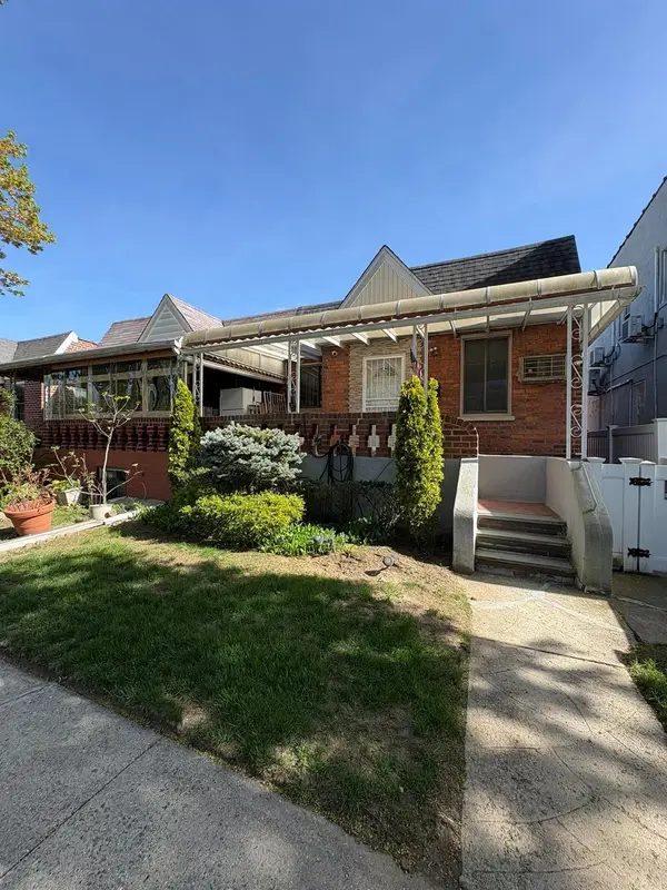 164-22 73rd Ave, Fresh Meadows, NY 11366