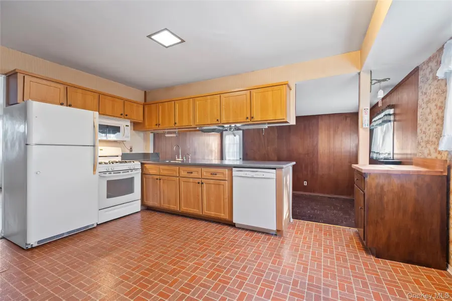 696 Bohemia Parkway, Sayville, NY 11782 - Image #2